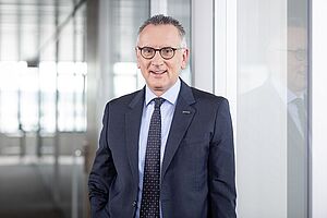 Portrait von Klaus Klar, Vorstandsvorsitzender und Arbeitsdirektor der Rheinbahn in Düsseldorf