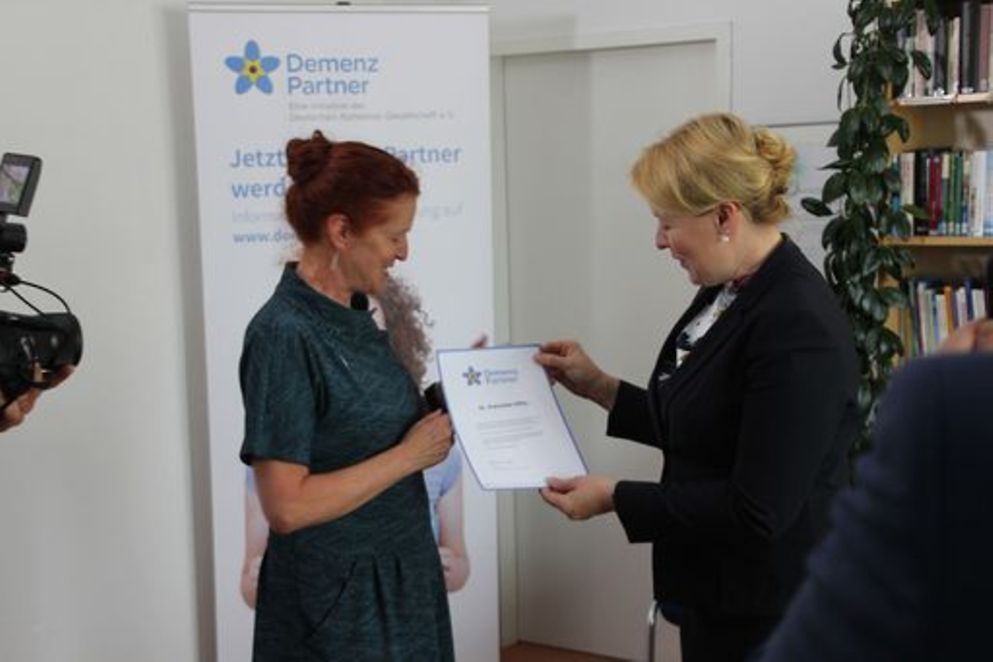Ministerin Giffey nimmt am 18.06.2018 nach einer Demenz-Partner-Schulung ein Zertifikat entgegen.