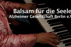 Ein Frau spielt Klavier als Bild für "Balsam für die Seele - Alzheimer Gesellschaft Berlin e.V."