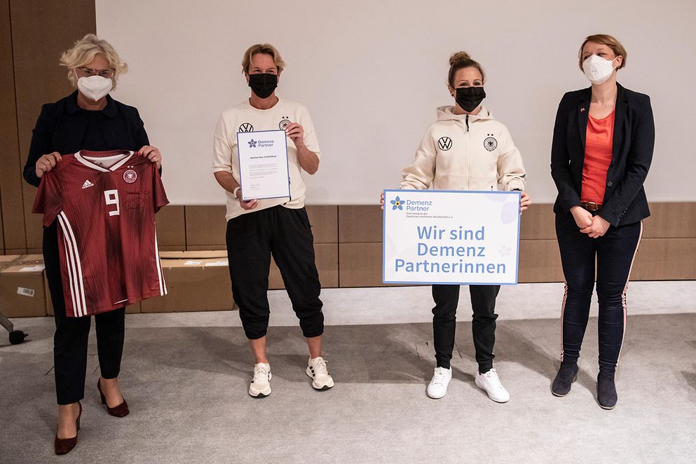 Bundesseniorenministerin Lambrecht mit der Trainerin der DFB Frauen-Nationalmannschaft Martina Voss-Tecklenburg.