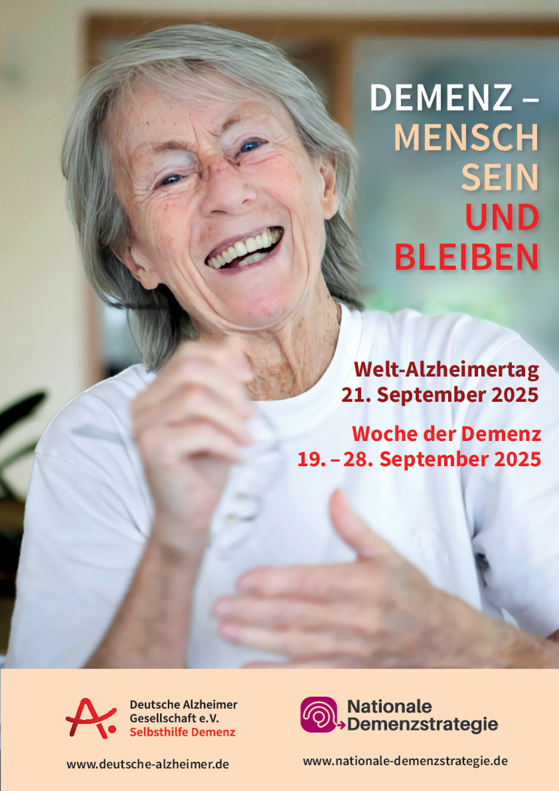 Eine Frau lächelt glücklich in die Kamera.